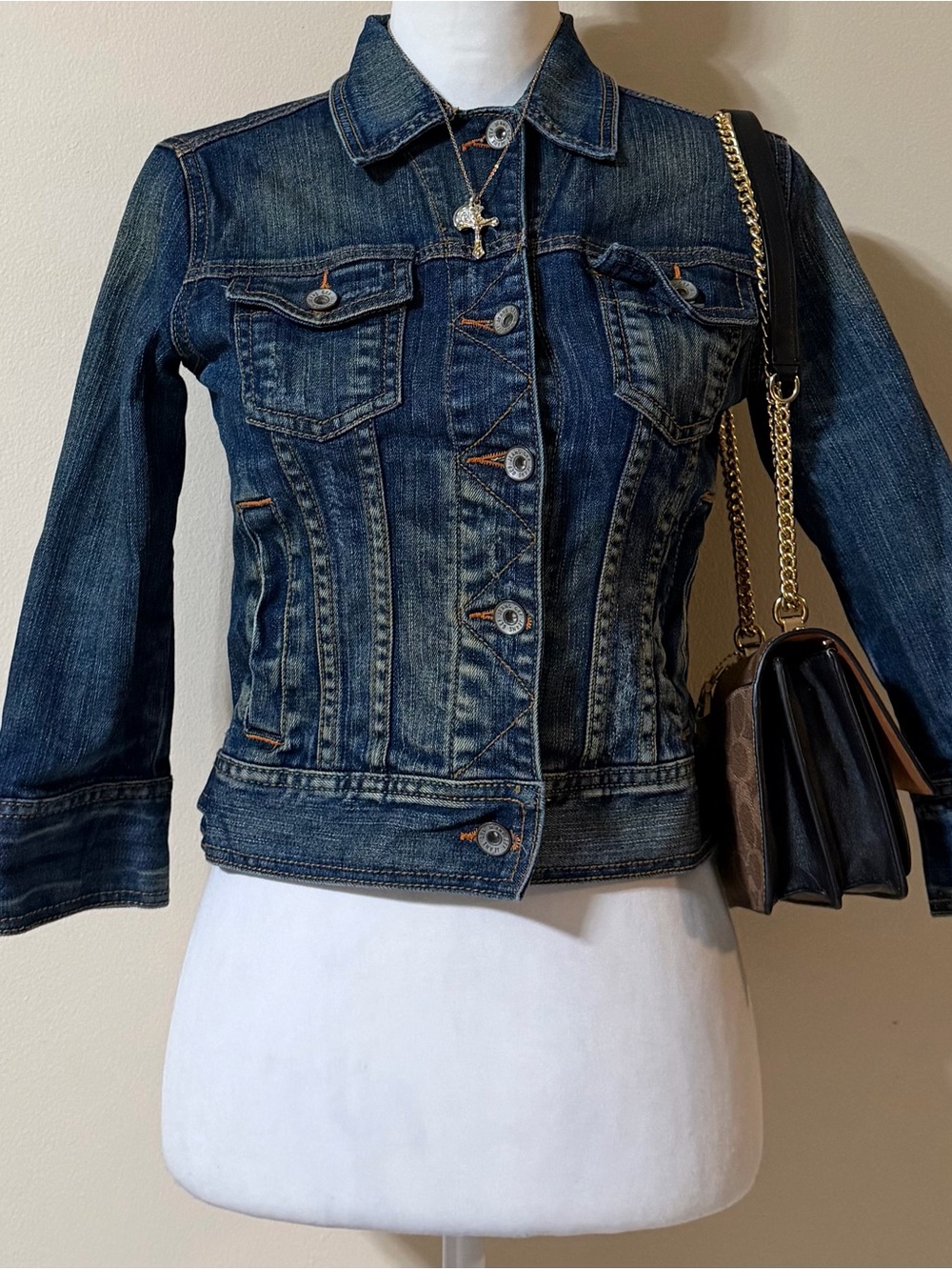 2000s vintage style cropped fitted denim jean jacket